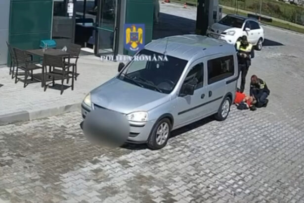 video doi politisti au salvat viata unui barbat caruia i s a facut rau in parcarea unei benzinarii 680fb1d681cfb