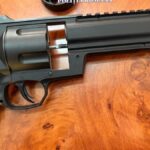 video doi tineri de 17 ani sunt banuiti ca au amenintat vanzatoarea unui magazin cu un pistol cu bile ei purtau cagule si au furat 1 000 de lei 67f6312429019