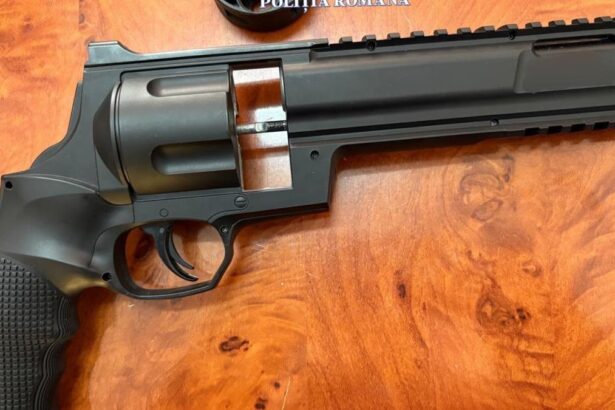 video doi tineri de 17 ani sunt banuiti ca au amenintat vanzatoarea unui magazin cu un pistol cu bile ei purtau cagule si au furat 1 000 de lei 67f6312429019