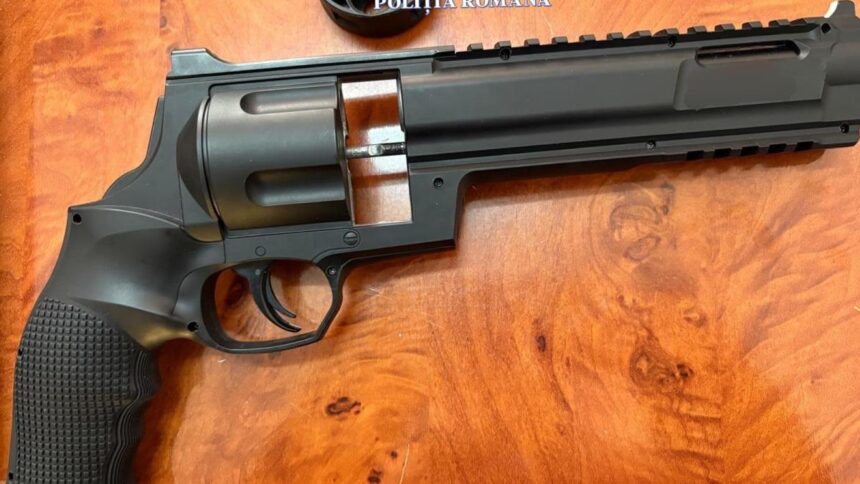 video doi tineri de 17 ani sunt banuiti ca au amenintat vanzatoarea unui magazin cu un pistol cu bile ei purtau cagule si au furat 1 000 de lei 67f6312429019