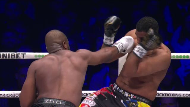 video exclusiv benny adegbuyi facut ko in mai putin de doua minute a cazut de doua ori a treia oara a intervenit arbitrul 67f380286217d