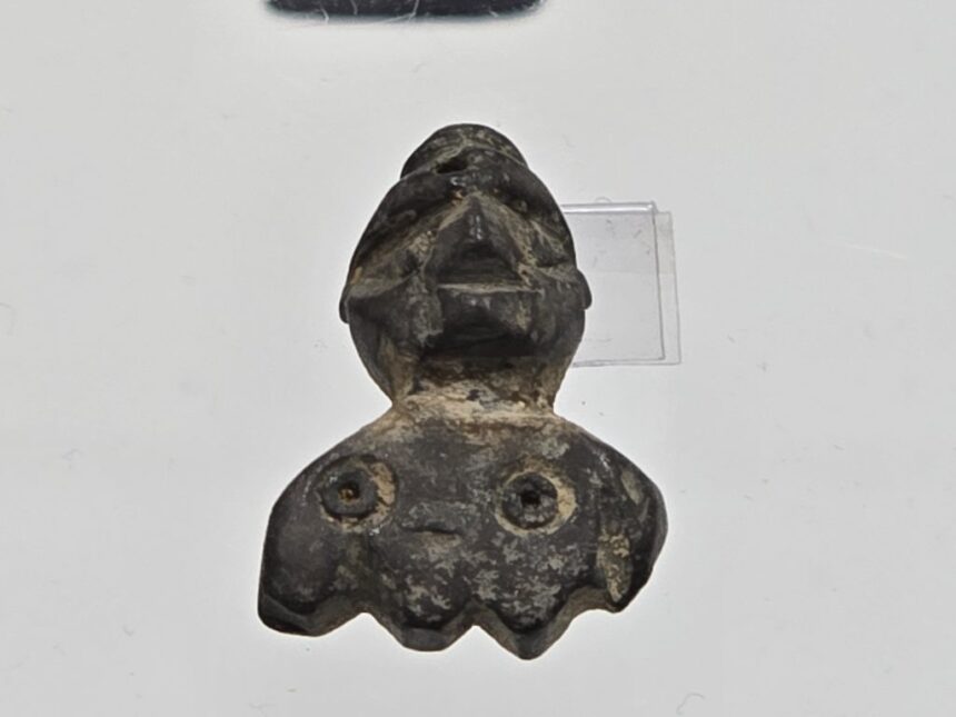 video fereastra catre credintele antice amuleta rara din carbune descoperita intr un mormant de copil in necropola tomisului 67f5ed59e1a5c