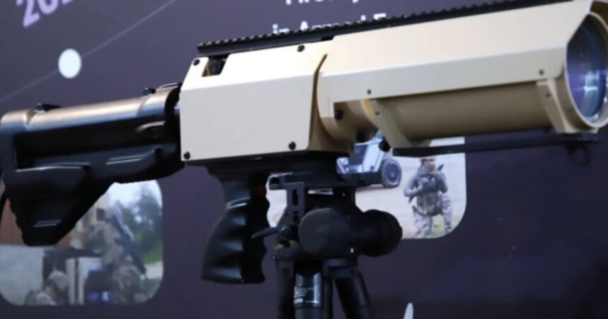 video franta a prezentat un sistem de laser portabil helma lp poate viza tinte stationare dar in anumite conditii poate vana si drone 680b0a0c78524