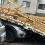 video furtuna puternica in bacau neamt si iasi acoperisuri smulse de vant copaci cazuti peste masini 67f7c22859b1b