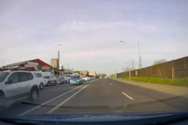 video imaginile unei tragedii evitate la limita o soferita a facut o manevra periculoasa pe o sosea aglomerata din galati 68027bf08a098