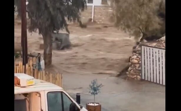 video insule grecesti cautate de turisti lovite de inundatii puternice dupa ploi torentiale imagini cu strazi transformate in rauri masini luate de ape 67eb8ad758003
