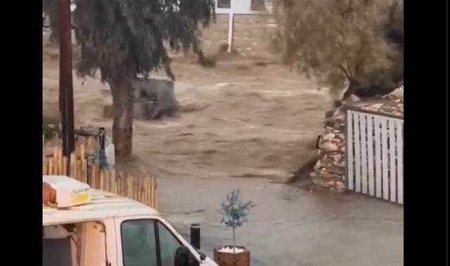 video insule grecesti cautate de turisti lovite de inundatii puternice dupa ploi torentiale imagini cu strazi transformate in rauri masini luate de ape 67eb8ad758003