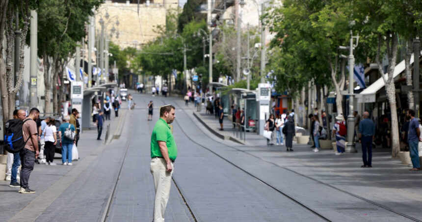 video moment emotionant in israel zece minute de reculegere nationala in memoria victimelor holocaustului 680a025daf72d