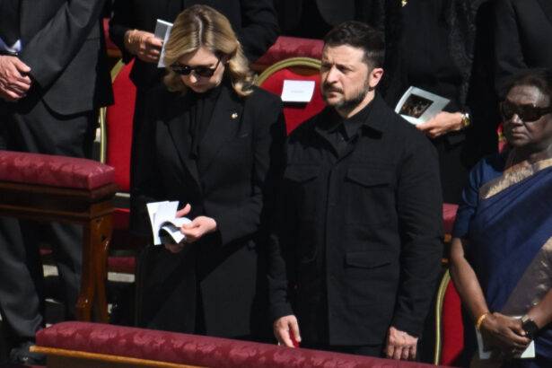 video momentul in care volodimir zelenski e aplaudat de multime la sosirea in piata sfantul petru pentru funeraliile papei francisc 680cbea9b2ef3
