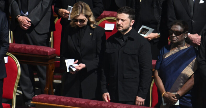 video momentul in care volodimir zelenski e aplaudat de multime la sosirea in piata sfantul petru pentru funeraliile papei francisc 680cbea9b2ef3