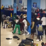 video momentul in care zeci de oameni se iau la bataie la debarcarea de pe un vas de croaziera 24 dintre ei au interzis pe navele companiei 6810f8d150658