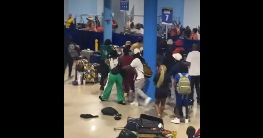 video momentul in care zeci de oameni se iau la bataie la debarcarea de pe un vas de croaziera 24 dintre ei au interzis pe navele companiei 6810f8d150658