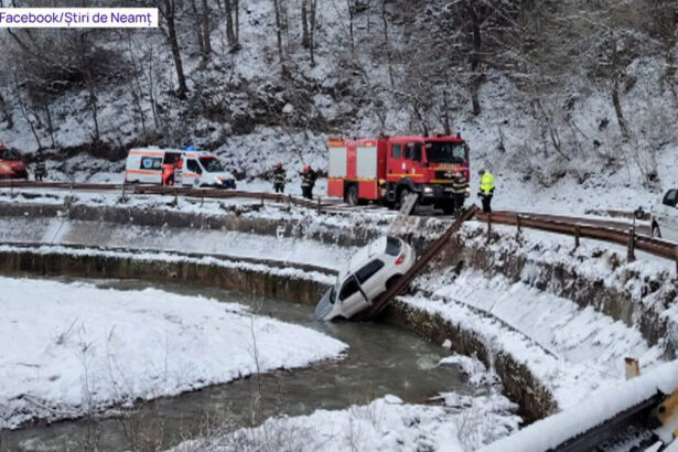 video o familie a cazut cu masina in rau pe un drum din judetul neamt soferul ar fi derapat din cauza zapezii 67f90ca47b410