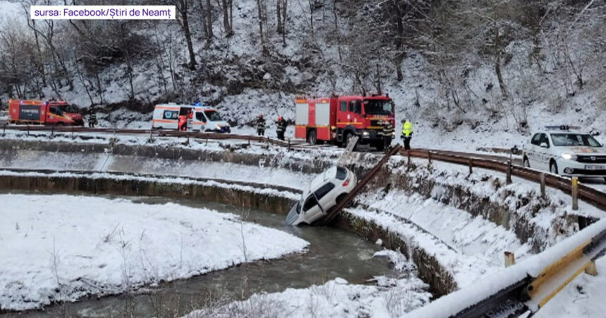 video o familie a cazut cu masina in rau pe un drum din judetul neamt soferul ar fi derapat din cauza zapezii 67f90ca47b410