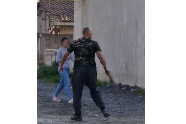 video ovidiu un barbat a amenintat cu toporul mai multe persoane dintr o locuinta din satul culmea 67f1958fd253b