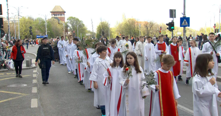 video pelerinaj in bucuresti de florii sute de credinciosi catolici participa la procesiune pe strazile capitalei 67fbd9d74e9df