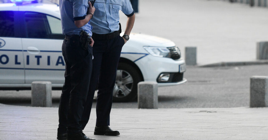 Polițist din Bistrița, împușcat din greșeală de un coleg în timpul patrulării; victima a fost transportată de urgență la spital. 1 video politist din bistrita impuscat din greseala de un coleg in timpul patrularii victima a fost transportata de urgenta la spital 6810cb4254cff