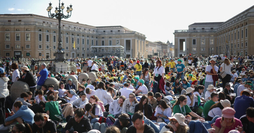 Prima slujbă de duminică fără papa Francisc. Cum arată Piața Sfântul Petru la o zi după înmormântarea suveranului pontif 1 video prima slujba de duminica fara papa francisc cum arata piata sfantul petru la o zi dupa inmormantarea suveranului pontif 680dfa75ae131