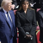 video trump salvat de o gafa imensa de sotia lui ce i a soptit melania la ureche la inmormantarea papei francisc 680df072c58e3