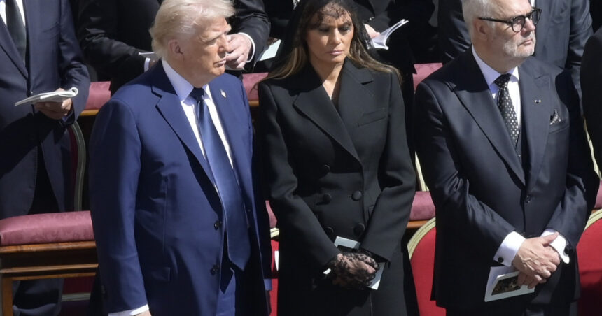 video trump salvat de o gafa imensa de sotia lui ce i a soptit melania la ureche la inmormantarea papei francisc 680df072c58e3