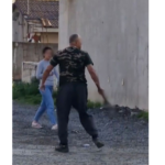 video un barbat a amenintat cu toporul mai multe persoane dintr o locuinta din ovidiu 67f1920a82ec2