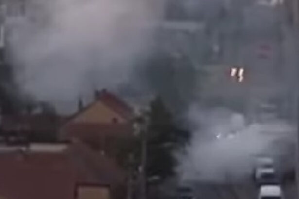 video un sofer a fost amendat dupa ce a umplut de fum o strada din arad in timp ce tura motorul masinii 680f4ffdca148