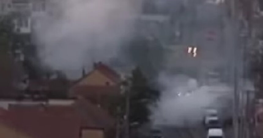 Un șofer a fost amendat pentru că a umplut de fum o stradă din Arad, în timp ce tura motorul mașinii. 1 video un sofer a fost amendat dupa ce a umplut de fum o strada din arad in timp ce tura motorul masinii 680f4ffdca148