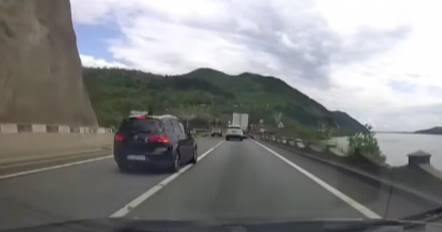 video un sofer teribilist a facut o depasire periculoasa pe dn6 in zona unde un microbuz a cazut in dunare in urma cu cateva zile 6804b992e20d1