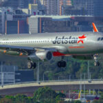 video un zbor jetstar a facut cale intoarsa dupa ce unul dintre pasageri a incercat sa deschida usa avionului deasupra oceanului indian 67eb822e245dc