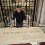 videofoto cine este romanul care a contribuit la amenajarea mormantului papei francisc si cum a ajuns sa se ocupe de cripta suveranului pontif 680f798e74e72
