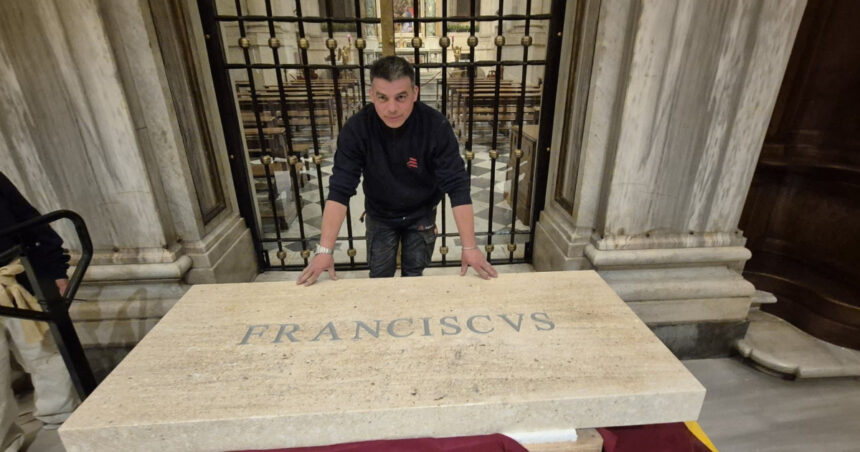 videofoto cine este romanul care a contribuit la amenajarea mormantului papei francisc si cum a ajuns sa se ocupe de cripta suveranului pontif 680f798e74e72