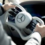 videofoto o noua revolutie in masina mercedes introduce in directia digitala si volanul de avion 680817a4b3b30