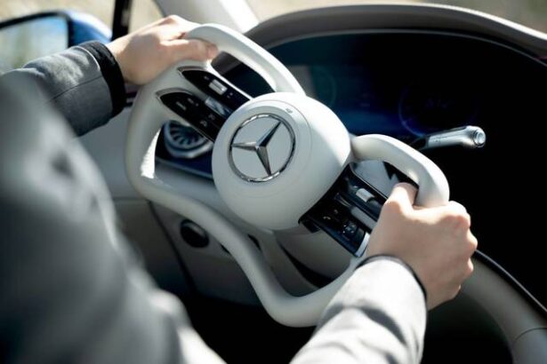 videofoto o noua revolutie in masina mercedes introduce in directia digitala si volanul de avion 680817a4b3b30