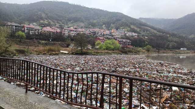 videofoto trei camioane de pet uri au fost scoate din raul cerna 67f4d6d3af904
