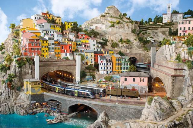 zeci de oameni au avut nevoie de ingrijiri medicale dupa ce o persoana necunoscuta a pulverizat gaze lacrimogene la miniatur wunderland una dintre principalele atractii turistice din germania 67fb521a1cf76