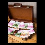 13 000 de euro aruncati dintr o masina dupa o cearta in familie ce s a intamplat cu banii 6828ea161663a