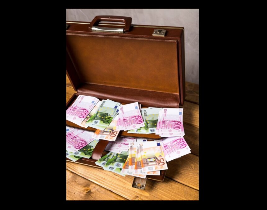 13 000 de euro aruncati dintr o masina dupa o cearta in familie ce s a intamplat cu banii 6828ea161663a