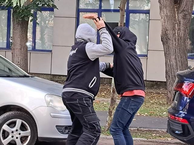 a confundat strada cu proprietatea personala si s a ales cu dosar penal bataie pe un loc de parcare 681bdcd862475