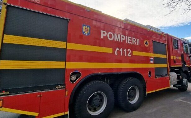 accident pe calea ferata un autoturism a cazut de pe peron intervin pompierii de la tuzla 681f29f1cb010