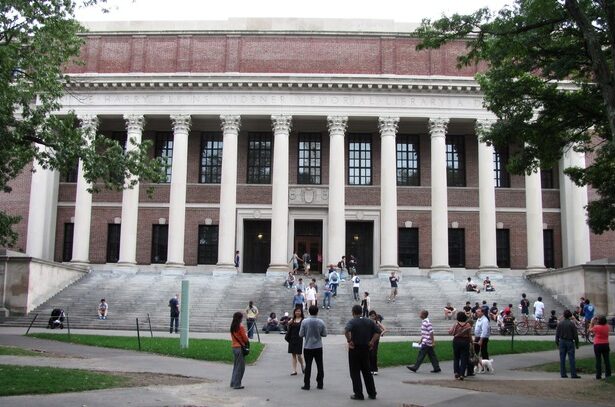 administratia trump retrage inca 450 de milioane de dolari din granturile universitatii harvard 68245b0a4158c