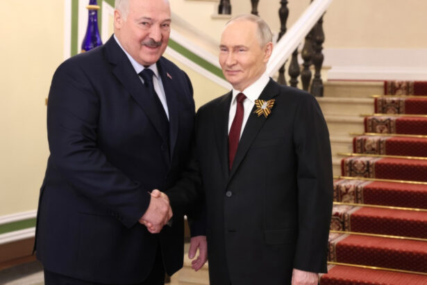 aleksandr lukasenko isi indeamna fermierii sa cultive mai multi cartofi pentru a hrani rusia trebuie sa ii ajutam pe fratii nostri 68373160d0fd7