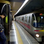 alerta la metroul din tokyo un barbat a ranit mai multe persoane dupa ce le a atacat cu cutitul 681b6c57829a4
