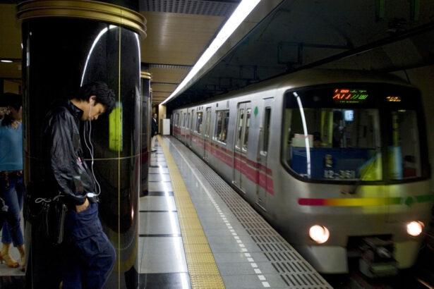 alerta la metroul din tokyo un barbat a ranit mai multe persoane dupa ce le a atacat cu cutitul 681b6c57829a4