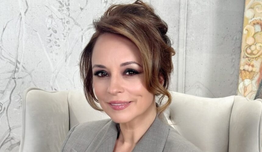 andreea marin a cazut in direct la tv cum a reactionat fosta prezentatoare de la surprize surprize imi tremurau picioarele 6821ea10efdd9