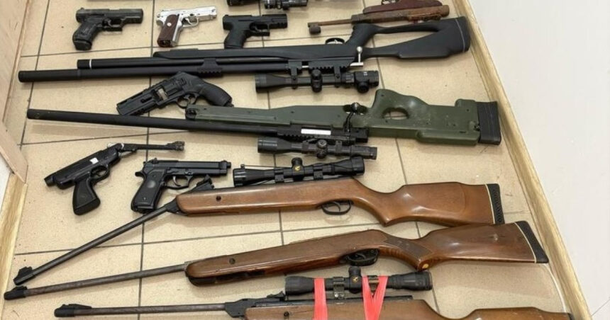 arsenalul descoperit de politisti in urma a 37 de perchezitii in judetul brasov zeci de arme munitie si articole pirotehnice 6835e07a40ec5