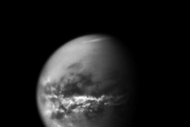 atmosfera lui titan cel mai mare satelit natural al lui saturn se clatina in mod ciudat au descoperit astronomii 68380900538c2