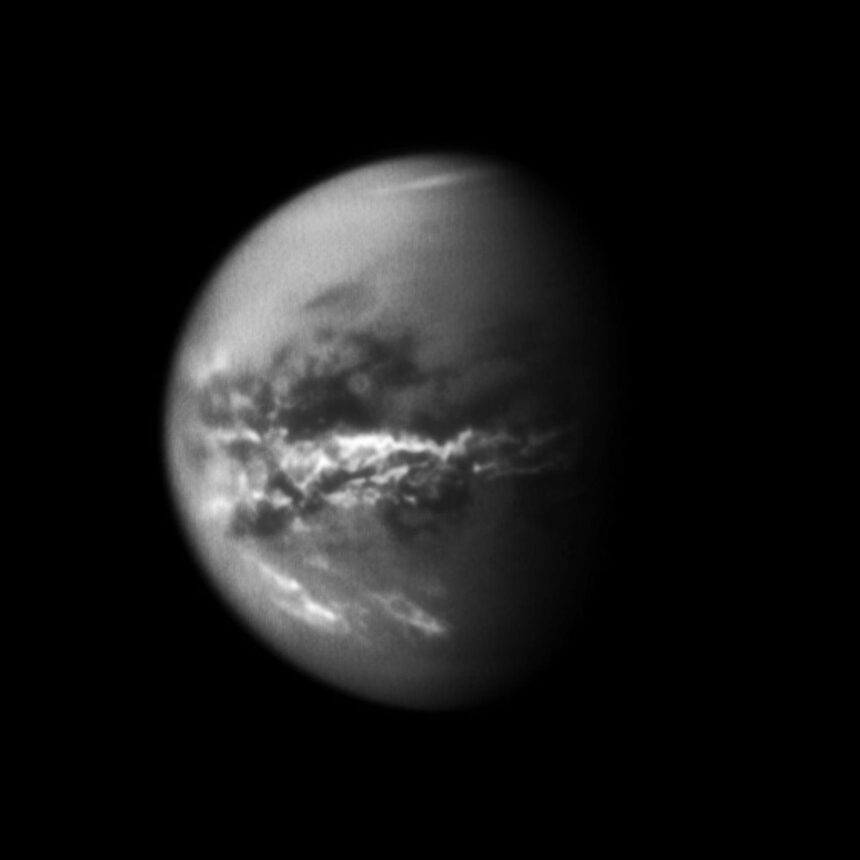atmosfera lui titan cel mai mare satelit natural al lui saturn se clatina in mod ciudat au descoperit astronomii 68380900538c2