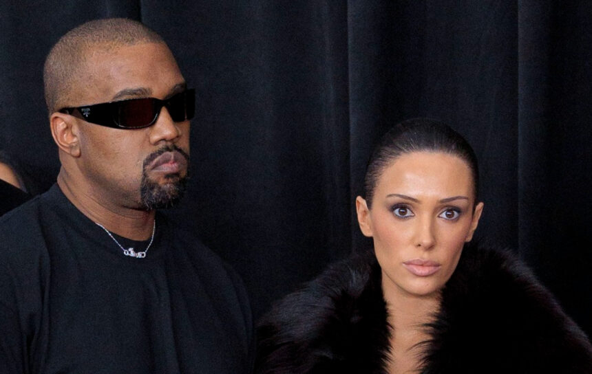 bianca censori a socat cu tinuta purtata intr o piata din spania imbracata cu o bluza din plasa si bikini negri ea a starnit reactii am vazut totul 682b04ead082c