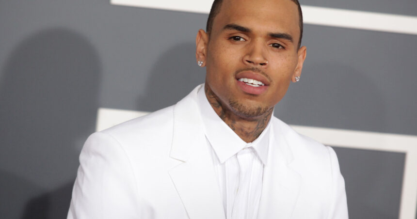 cantaretul chris brown a fost arestat si pus sub acuzare pentru agresiune si vatamare corporala in regatul unit 6826e75109ed2