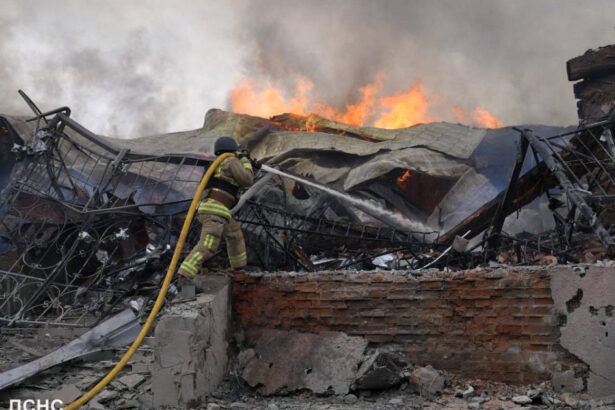 cel putin 3 morti si 11 raniti intr un atac rusesc cu racheta balistica asupra orasului ucrainean sumi 681a7a82088d8